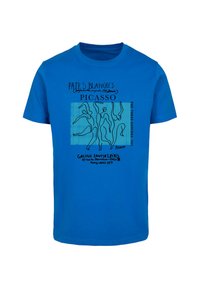 Blå bomulds t-shirt med et Picasso-inspireret print, der viser abstrakte figurer, tekst og geometriske former i kontrasterende farver.