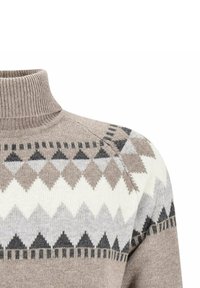 Rollkragenpullover mit beigen, weißen, grauen und schwarzen geometrischen Rautenmuster über der Brust und den Schultern auf einem hellen Hintergrund.