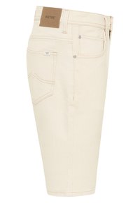 Shorts en denim beige à coupe droite, avec une étiquette de marque en cuir, des rivets en cuivre et des détails de poche arrière cousus.