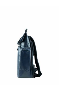 Mochila azul marino con un exterior elegante y a prueba de agua. Cuenta con correas ajustables y acolchadas, y un compartimento principal con cremallera.