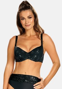 Czarny stanik z błyszczącą, w leopardzie teksturą i usztywnionymi miseczkami. Regulowane czarne ramiączka zwiększają wsparcie i dopasowanie.