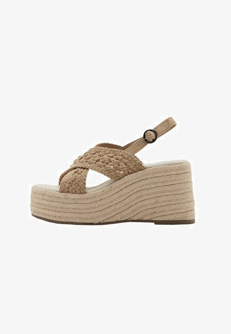 Beżowy sandał na koturnie z plecionymi paskami skrzyżowanymi, klamrą przy kostce i teksturowaną podeszwą na platformie.