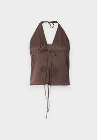 Top halter marrón hecho de tela suave, con un escote en V profundo, tirantes ajustables y un detalle de lazo en el frente para un ajuste ceñido.
