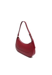 Rote Leder-Schultertasche mit gewellter Form, einem einzelnen verstellbaren Riemen und einer glatten Textur. Verfügt über einen Reißverschluss und minimales Zubehör.