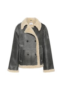 Chaqueta gris de shearling con botones de doble abotonadura, cuello y ribetes color crema, mangas amplias y bolsillos laterales. Acabado de cuero texturizado.