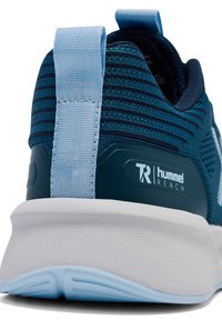 Męskie sneakersy z teksturowaną, ciemnozieloną siatką, jasnoniebieskimi akcentami i wyściełaną białą podeszwą środkową. Posiadają logo po boku.