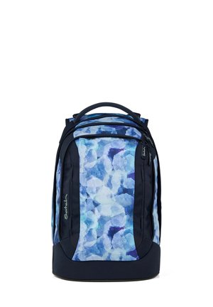 Zaino con motivo astratto blu e viola, dettagli neri, maniglia superiore, scomparti anteriori e laterali con zip, e marchio "Satch" sulla parte anteriore e sulla cerniera.