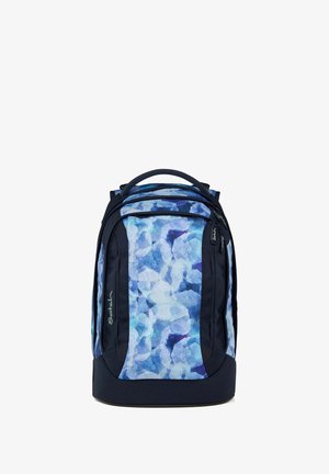Rucksack mit blauem und violettem abstraktem Muster, schwarzen Akzenten, Tragegriff oben, vorderen und seitlichen Reißverschlussfächern sowie "Satch"-Logo auf Vorderseite und Reißverschluss.