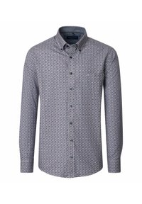 Heren overhemd met lange mouwen en knoopsluiting, voorzien van een geometrisch patroon in blauw, rood en wit. Het shirt heeft een button-down kraag en één borstzak.