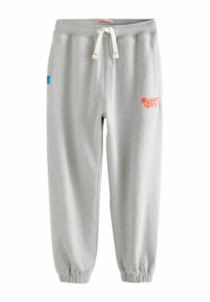 Pantaloni della tuta grigi realizzati in tessuto morbido, con vita elastica e cordino, polsini alla caviglia e un brillante logo arancione "Super Dry".