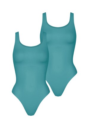 Twee turquoise badpakken van rekbare stof. Elk heeft een scoophals en schouderbanden, met een hoge uitsnede bij het been.