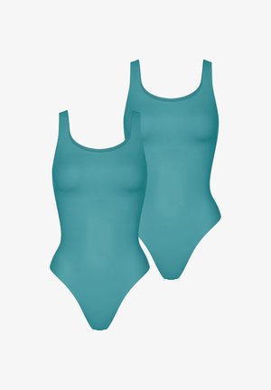 Twee turquoise badpakken van rekbare stof. Elk heeft een scoophals en schouderbanden, met een hoge uitsnede bij het been.