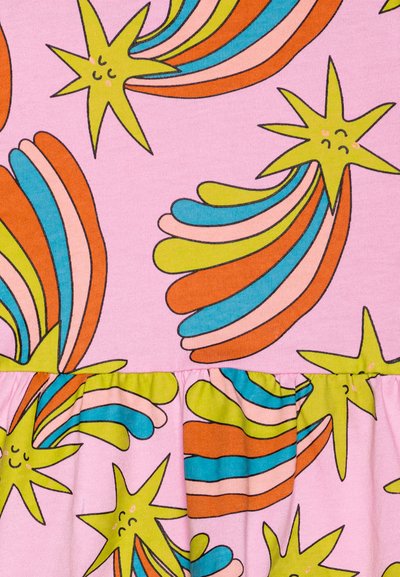 Kjol av bomull med en rosa bakgrund som har färgglada stjärnor och mönster av kurviga linjer i grönt, blått, orange och ljusrosa; volangkant.