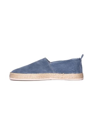 Scarpa slip-on in suede blu con suola in juta intrecciata e linguetta sul tallone, mostrata di profilo su sfondo bianco.