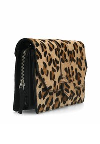 Geldbörse mit Leopardenmuster und Klappenverschluss, ausgestattet mit schwarzem Lederbesatz, silbernem Reißverschluss und einer strukturierten fellartigen Oberfläche.