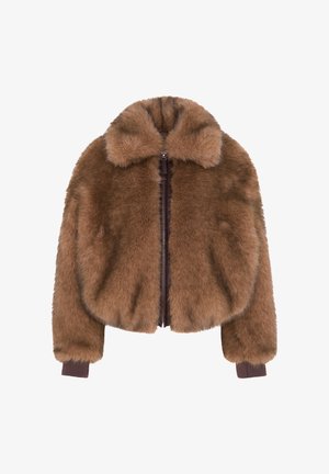 Giacca marrone in pelliccia sintetica con design corto, collo alto e polsini a coste. Presenta una chiusura centrale con cerniera. Texture morbida.