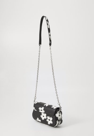 Borsa in pelle nera con motivo floreale bianco, tracolla in catena argentata e spallina nera. Il design presenta una forma arrotondata e una superficie testurizzata.
