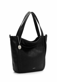 Sac tote en cuir noir avec deux anses allongées, présentant un détail de couture et un charm en argent. Texture lisse et design spacieux.