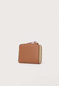 Ruskokoinen nahkalompakko, jossa on kultainen vetoketju ja pieni violetti vetopidike, tausta on yksinkertainen valkoinen.