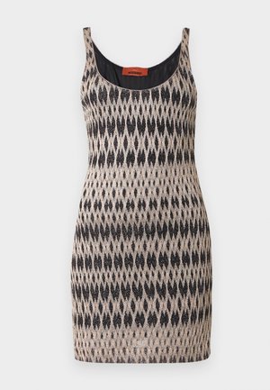 Robe en maille présentant un motif en losange noir et or, avec un col arrondi et des bretelles fines. Texture lisse et coupe ajustée.