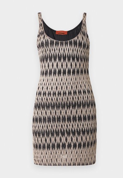 Πλεκτό φόρεμα με διαμάντι μοτίβο σε μαύρο και χρυσό, με λαιμόκοψη scoop και λεπτές τιράντες. Λεπτή υφή και εφαρμοστή σχεδίαση.