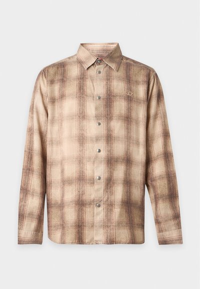 Chemise à carreaux beige et marron à manches longues avec col et petit logo ovale sur la poitrine gauche.