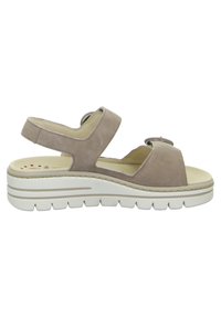 Sandal in suede beige con una larga cinghia, cinghia posteriore regolabile e soletta imbottita. Presenta una suola in gomma bianca strutturata.