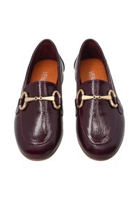 Bordeaux lakleren loafers met gouden hardware accenten, ronde neus en platte zool. Interieur met een oranje binnenzool.