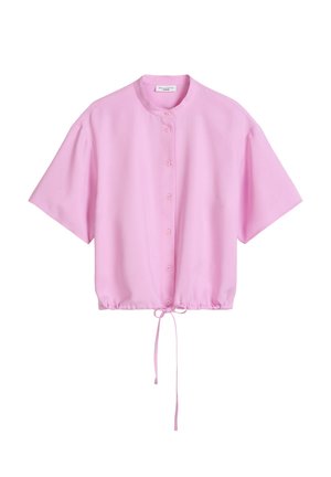 Lichtroze overhemd met korte mouwen, knoopsluiting, mandarin kraag en trekkoord zoom, plat uitgespreid op een witte achtergrond.