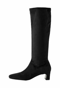 Bottes noires montantes en suede doux. Bout pointu, petit talon carré, et design sans couture avec des détails de couture minimaux.