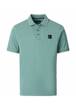 Grøn polo med korte ærmer, to knapper, et lille sort logopatch på brystet samt krave og ærmer med hvid kant.