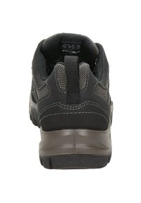 Scarpa da trekking nera con tomaia in mesh e pelle, suola in gomma testurizzata e tallone rinforzato. Presenta cuciture grigie e una linguetta sul retro.