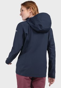 Marineblauer wasserdichter Jacke mit Kapuze, die ein schlankes Design und lange Ärmel aufweist. Enthält verstellbare Manschettenöffnungen und eine weiche Textur.
