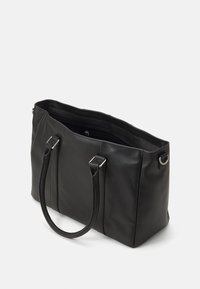 Μαύρη δερμάτινη τσάντα tote με υφή, διπλούς χειρολαβές και μεταλλικές λεπτομέρειες. Σχεδίαση ανοιχτής κορυφής με ευρύχωρο εσωτερικό.