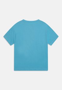 Camiseta de algodón de color azul claro con mangas cortas, cuello redondeado y costuras mínimamente visibles. La tela parece suave y uniforme.