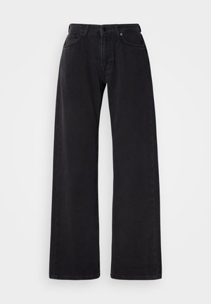 Czarne szerokie jeansy z denimu, z klasycznym fasonem na pięć kieszeni oraz zapięciem na guzik i zamek błyskawiczny. Gładka faktura z subtelnymi przeszyciami.