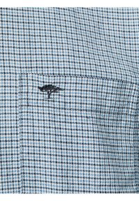 Koszula z tkaniny w niebiesko-białą kratę, z kieszenią ozdobioną haftowanym logo drzewa. Miękka w dotyku, lekki materiał, casualowy styl.