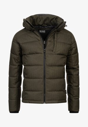 Polstret jakke i mørk olivengrønn med glidelås, avtagbar hette og sidelommer, med et strukturert stoff for isolasjon.