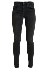 Jeans ajustados negros de denim con cintura alta, que cuentan con cinco bolsillos, costuras sutiles y un cierre de botón. Textura suave.