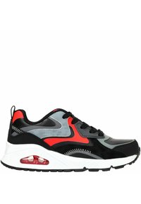 Schwarzer Sportschuh mit roten und grauen Akzenten. Verfügt über ein glattes synthetisches Obermaterial, einen gepolsterten Kragen, strukturierte Überzüge und sichtbare Luftpolsterung.