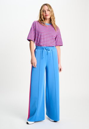 POM Amsterdam, TRACKPANTS - STRIPED SMASHING BLUE - Trainingsbroek - blue