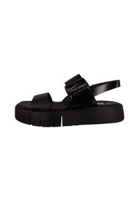 Sandalias de plataforma negras con correas anchas y planas, hebillas ajustables y una suela texturizada con ranuras horizontales para mayor agarre.
