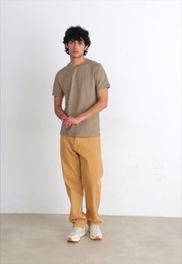 BOSS TALES - Jednoduché tričko - open brown