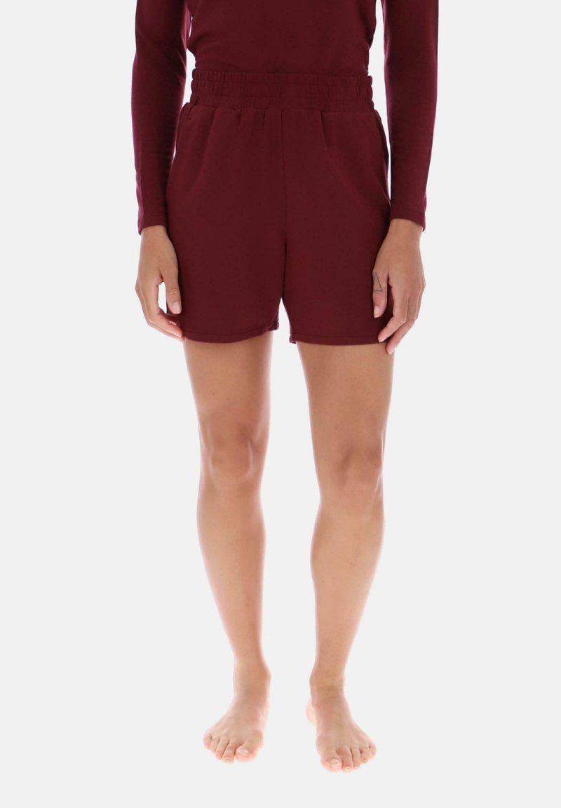 Bordeaux rode sportshorts met een elastische tailleband, een gladde textuur en korte lengte, ontworpen voor comfort en flexibiliteit.