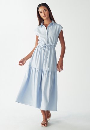 Abito maxi azzurro chiaro con maniche corte, chiusura a bottoni, vita con cordoncino e gonna a strati. Tessuto morbido con texture liscia.