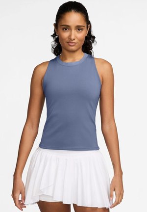 Lichtblauwe sporttanktop met een ronde hals, ribbelstructuur en mouwloos ontwerp, gecombineerd met een witte uitlopende rok.