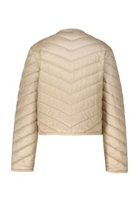 Kappad beige pufferjacka med ett chevron-quiltat mönster, långa ärmar och rund halsringning, med en slät, glänsande yta.