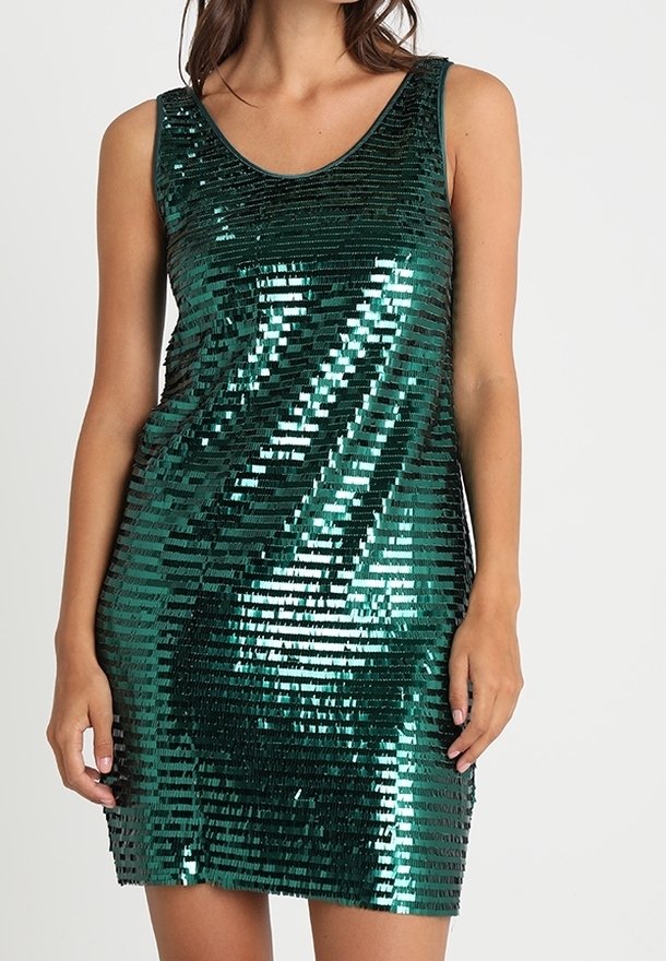 Robe en sequins verte avec une silhouette débardeur ajustée. Présente un col lisse et des sequins rectangulaires superposés pour la texture et la brillance.
