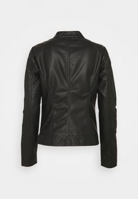 Veste en cuir noir vue de dos avec des manches longues, des détails de couture et un col court sur fond uni.