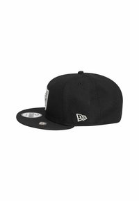 Schwarze Baseballkappe mit einem starren Schirm, hergestellt aus strukturiertem Stoff. Verfügt über ein Logo auf der Vorderseite und ein Emblem an der Seite.